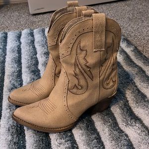 Very Volatile Size 7 Ankle Boots